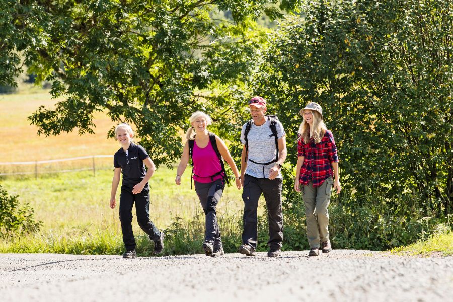 Vandrande familj på roslagsleden en sommardag