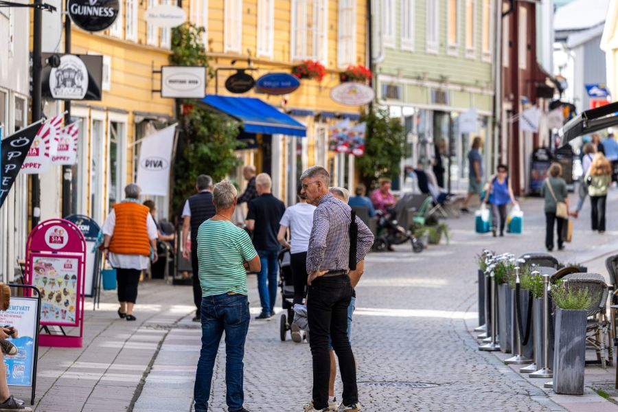 Människor på gågata i gamla kvarter