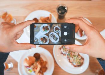 Kamera som fotograferar mat