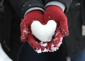 Snö formad som ett hjärta