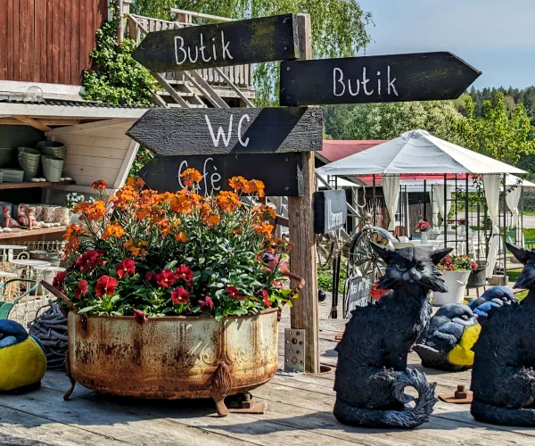 Bord med blommor och prylar utomhus på en loppis