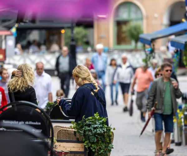 Folktät gågata i en småstad