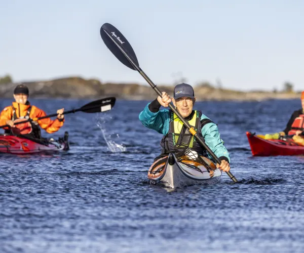 Kajakpaddlare i ytterskärgården