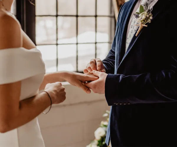 Brudpar som utvecklar ringar