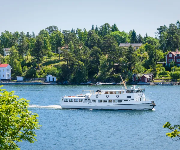 Reguljär båt på furusundsleden