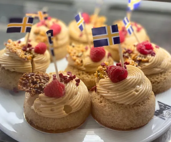 Roslagsbakelser med Roslagsflaggan-tandpetare på ett fat 