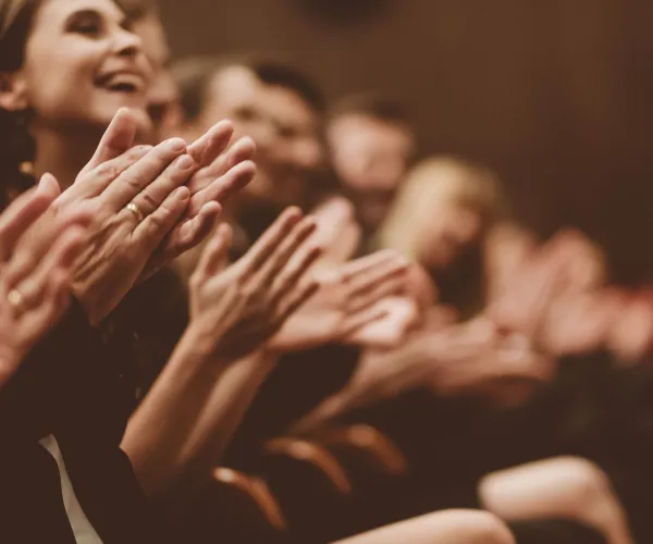 Klappande händer i en publik