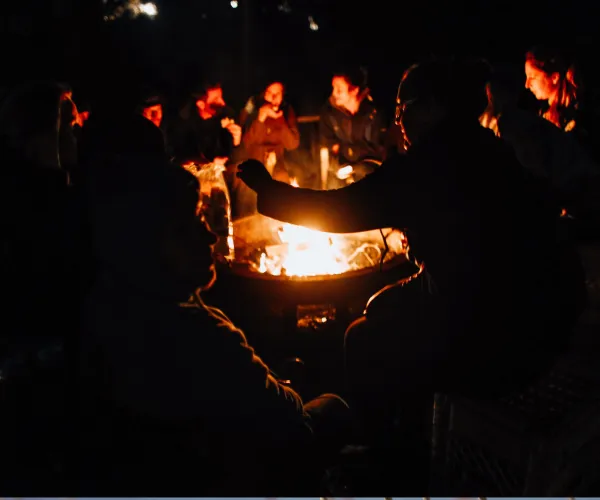 Människor runt en brasa
