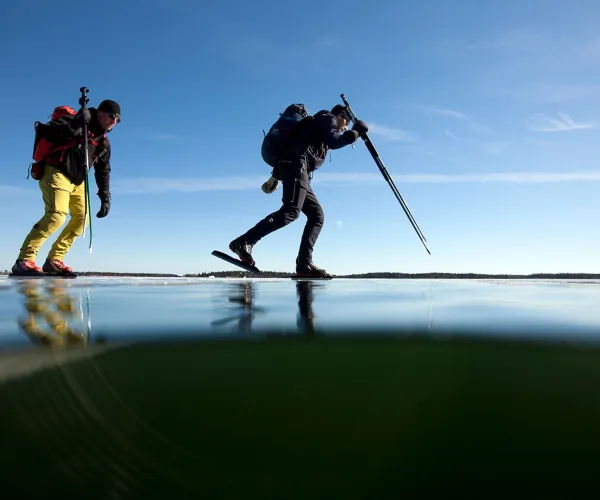 Långfärdsskridskoåkare med ispik