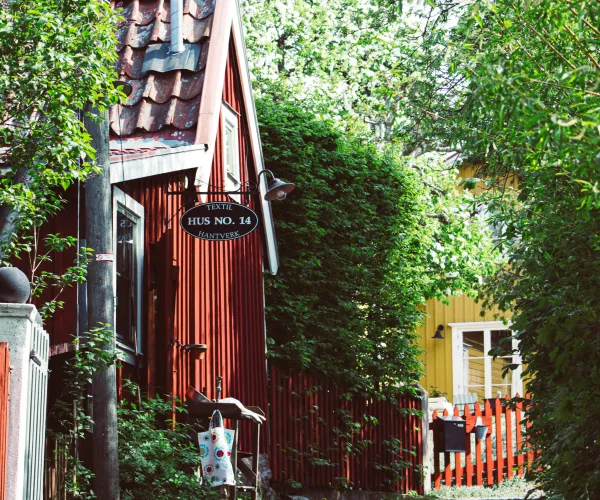 Röda stugor längs lummig gata