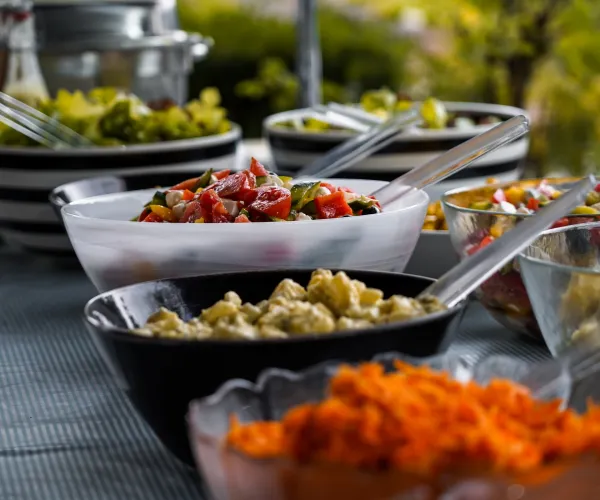 Bod med skålar med mat